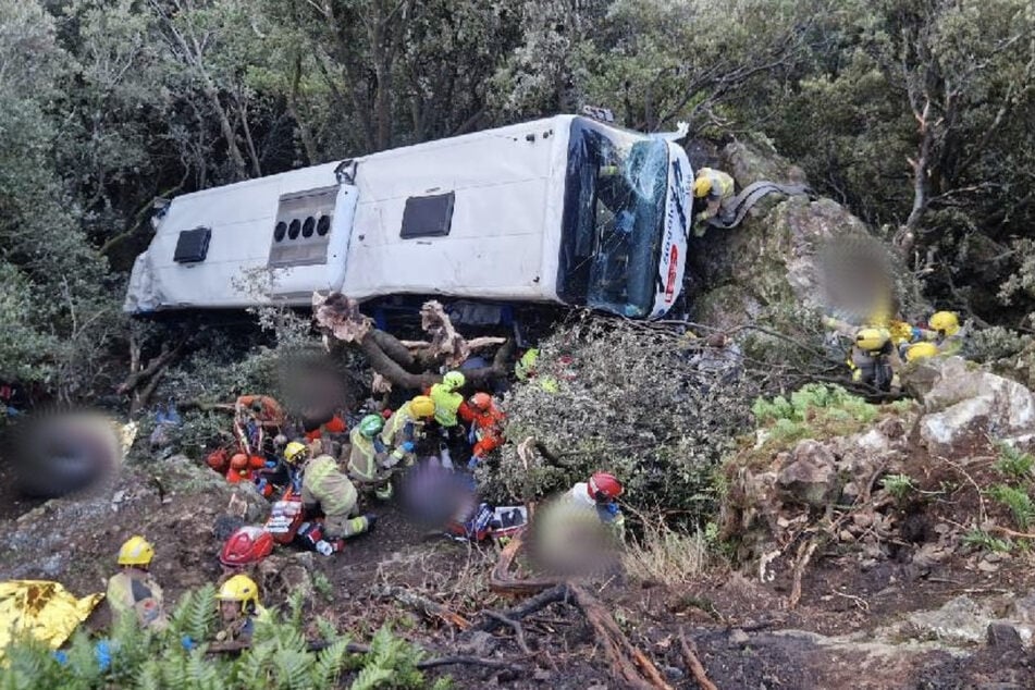 Rettungskräfte evakuierten die Fahrgäste nach dem Busunglück nahe Barcelona.