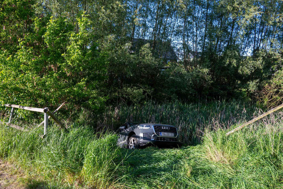 In Ehrenberg ist am Samstagabend ein Audi in einen Teich gerollt.