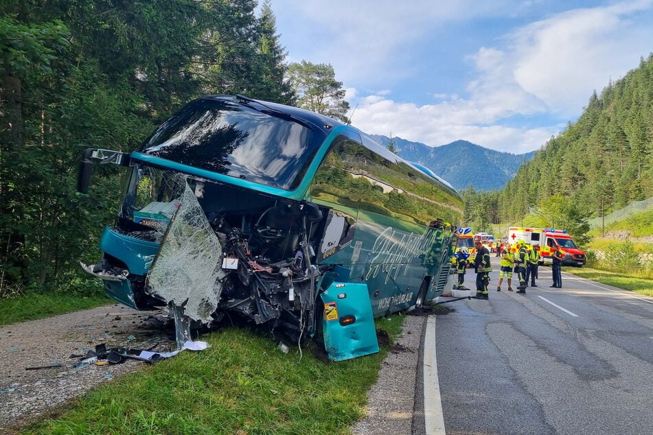 An dem Bus von "Happyday Reisen" entstand bei dem Unfall Totalschaden.