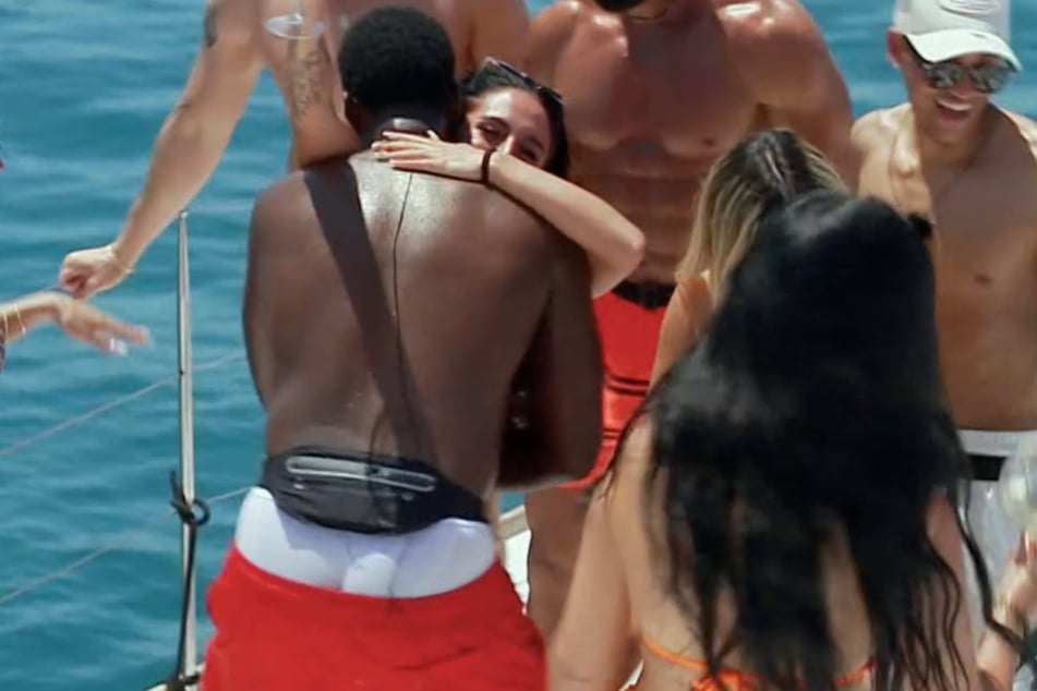 Beim Date auf dem Partyboot hält Jonathan (24, l.) sich bei Verführerin Melina (25, 2.v.l.) nicht zurück.