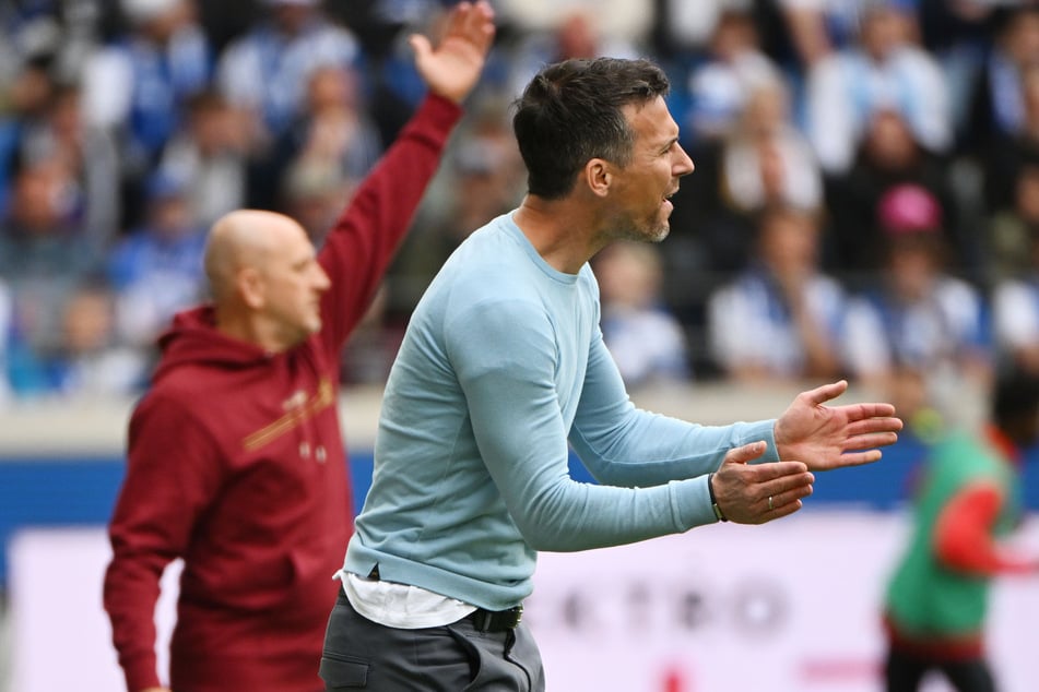 Christian Eichner (43, vorn) will die Punkte mit seinem Team vom Betzenberg entführen. Das Hinspiel gewann der FCK mit 3:2 in Karlsruhe.