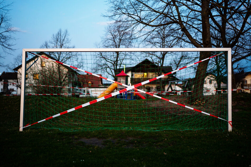 Dem Virologen Jonas Schmidt-Chanasit zufolge, kann erst 2021 wieder Fußball gespielt werden. (Symbolbild)