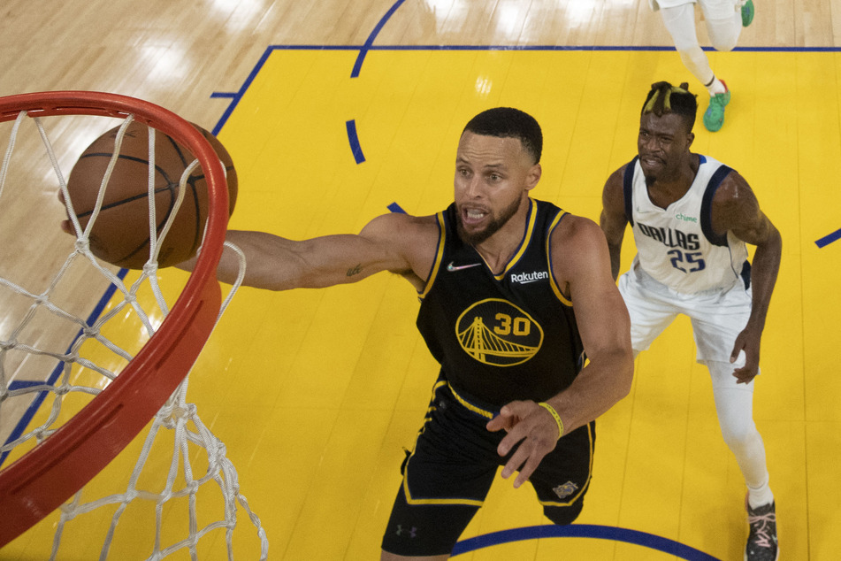 Steph Curry goes up to score for the Warriors in their Game 1 win over the Mavs.