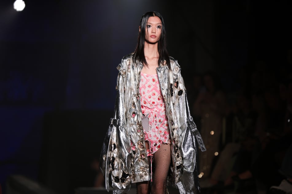 In seiner neuesten Kollektion, die Kilian Kerner am 3. Juli auf der Berliner Fashion Week präsentierte, stehen Brandlöcher symbolisch für das Feuerritual, mit dem er belastende Erlebnisse verarbeitete.