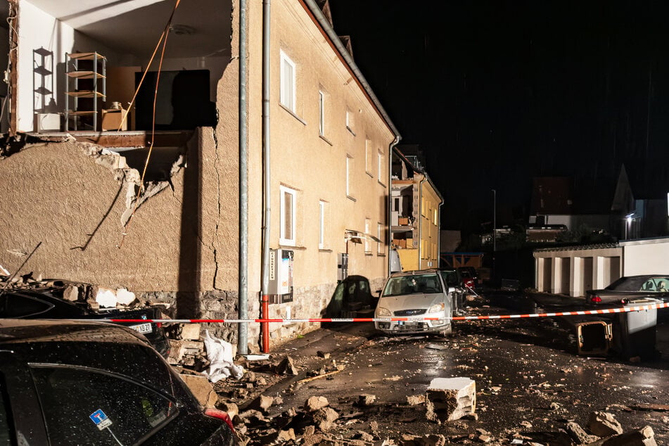 Trümmerteile der zerstörten Fassaden türmten sich in den Straßen.
