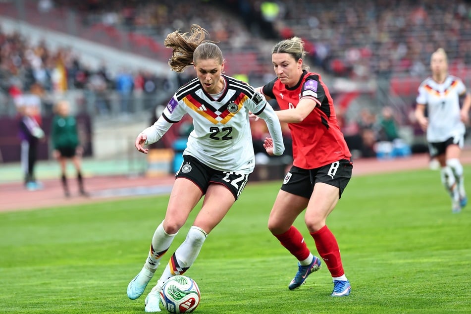 Jule Brand (l.) erzielte den vierten deutschen Treffer gegen Österreich.