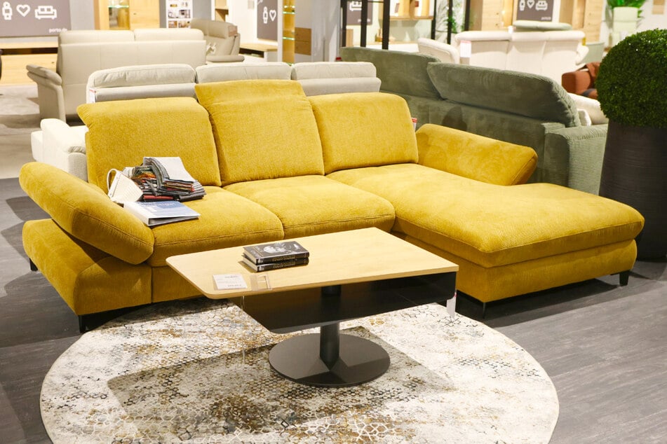 Hier sind Ecksofas, Sessel, Tische und mehr gerade stark rabattiert