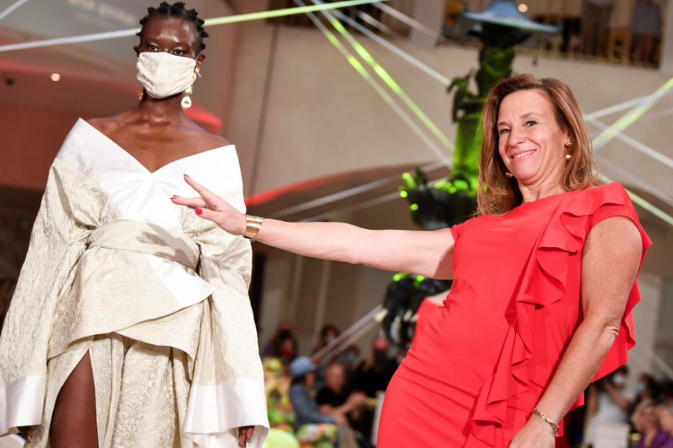 Die Designerin Anja Gockel zeigt im sich mit ihren Models nach der Modenschau der Sommerkollektion 2021 "Asuka - der Duft von morgen" im Hotel Adlon (Archivbild vom 30.06.2020).
