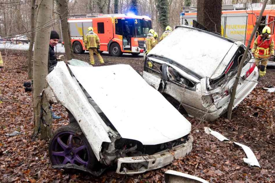 Einer der Insassen starb bei dem Unfall im morgendlichen Berufsverkehr.