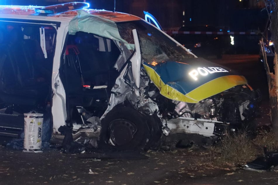 Während Verfolgungsjagd durch Berlin: Polizeifahrzeug kracht gegen Baum