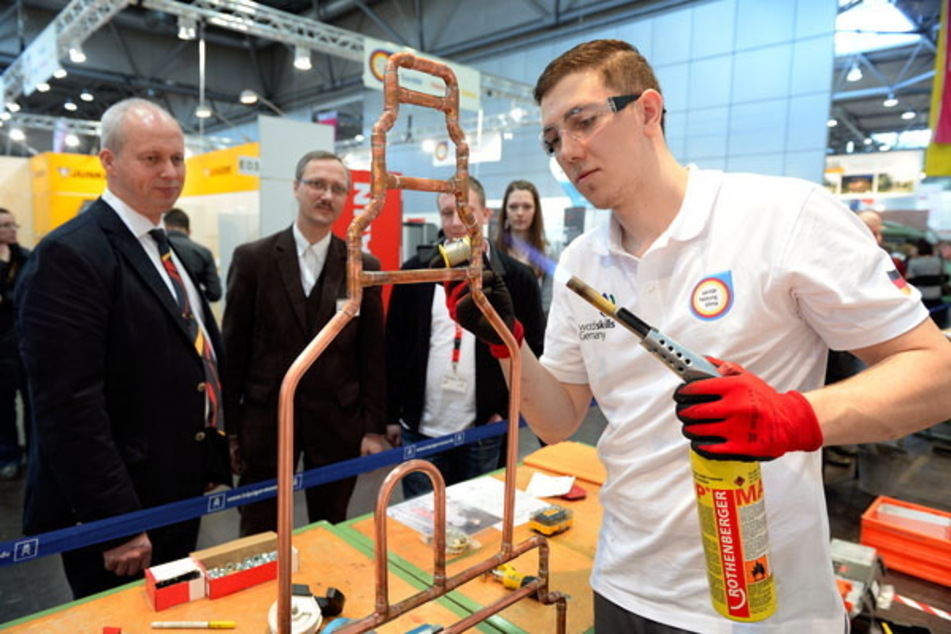 Mit Kupferrohren hat dieser Sanitär-Azubi das Völkerschlachtdenkmal nachgebildet. Auch diese Branche ist auf der Messe auf Nachwuchs-Suche.