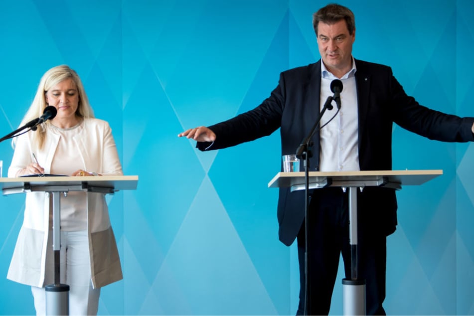 Markus Söder (CSU) und Melanie Huml (CSU), Gesundheitsministerin von Bayern, nahmen nach der Kabinettssitzung an einer Pressekonferenz teil.