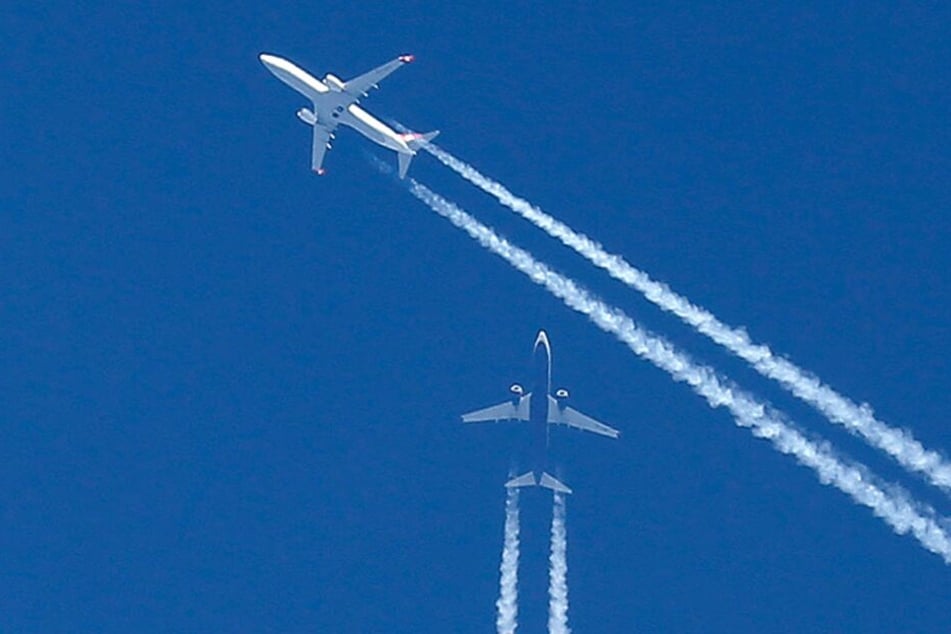Flugzeuge kreuzen sich am Himmel. (Archivbild)