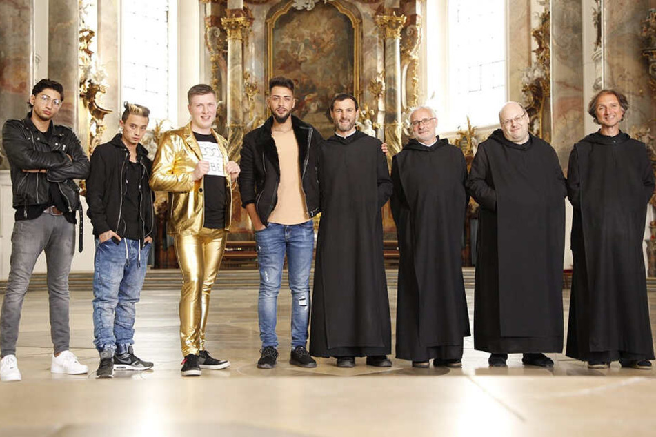 Vier Mönche und vier "Männer": Adonis, Dennis, Jonny und Kenan ziehen bei Pater Christoph Maria, Pater Rupert, Pater Beda und Pater Clemens ein.