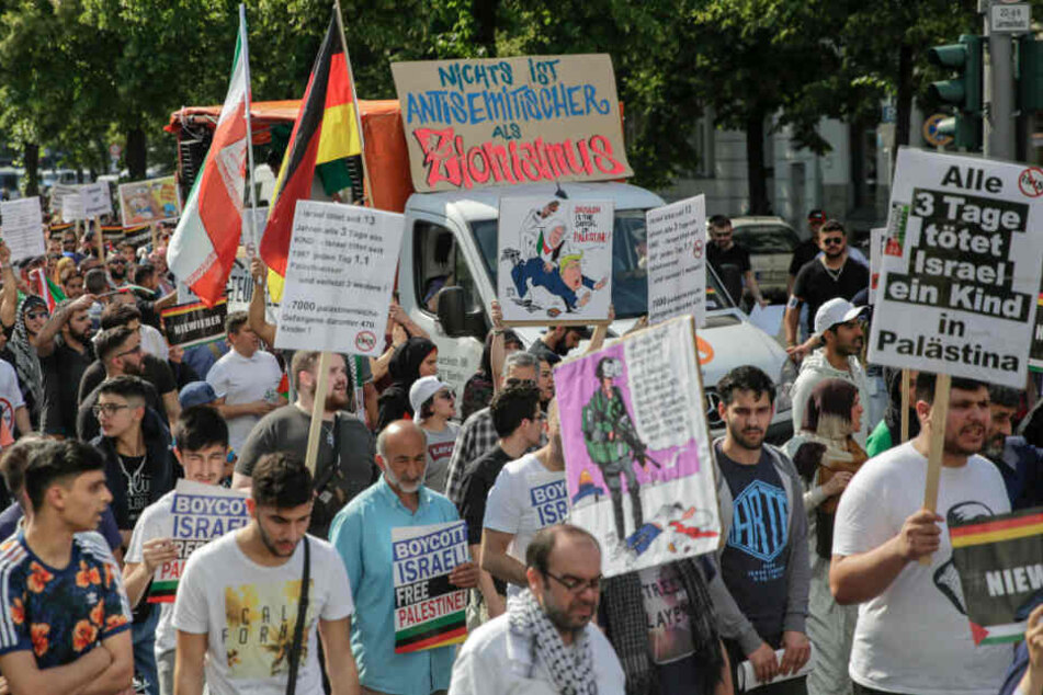 Teilnehmer nehmen an einer antiisraelischen Demonstration anlässlich des jährlich stattfindenden al-Quds-Tages teil. (Archivbild)