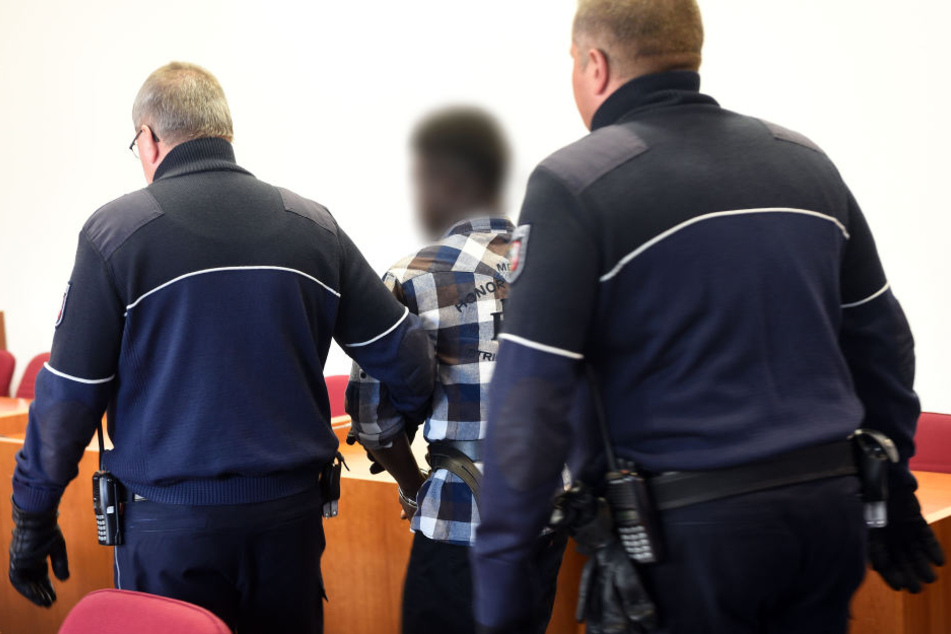 Der Täter Eric X. (Mitte) hatte eine junge Frau an den Bonner Siegauen vergewaltigt.