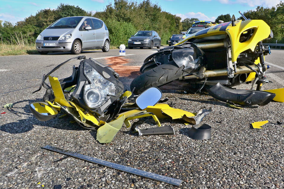 Das Motorrad zerbrach in viele Einzelteile.