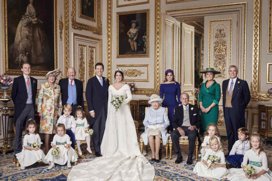 Für Prinzessin Eugenie (28) haben sich die Familienmitglieder zusammengerissen und strahlen gemeinsam in die Kamera.