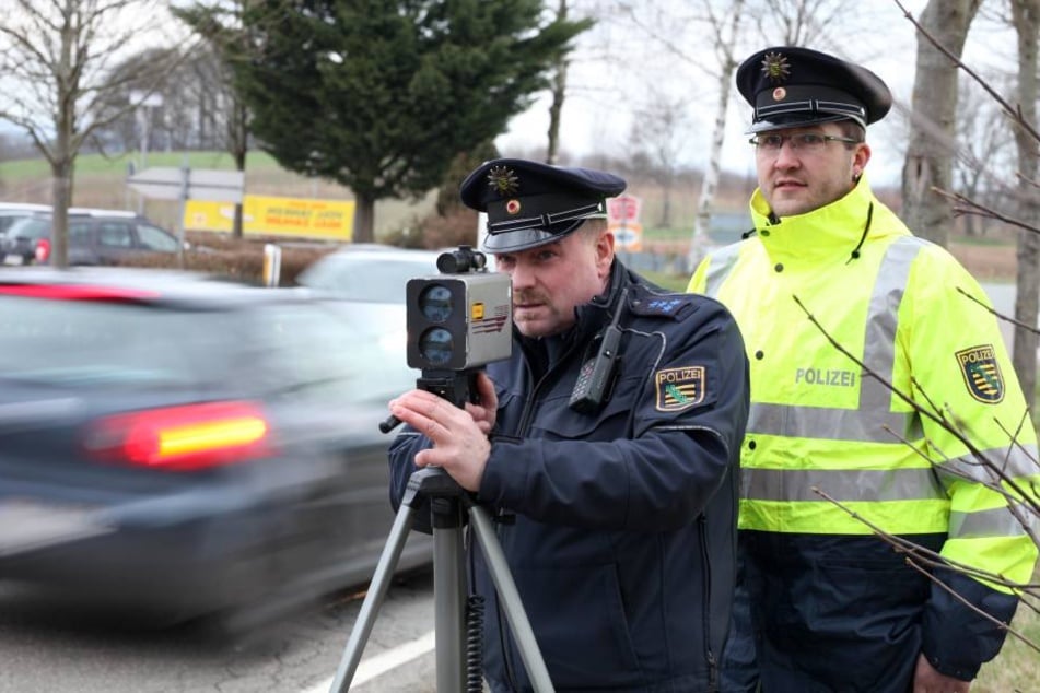 Jeder Kilometer zählt: Polizeihauptmeister Andreas Grass (l., 49) bei der
Messung.