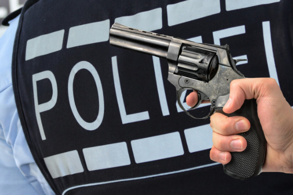 Die Polizisten entdeckten eine Pistole am Fahrergurt. (Fotomontage/Symbolbild)
