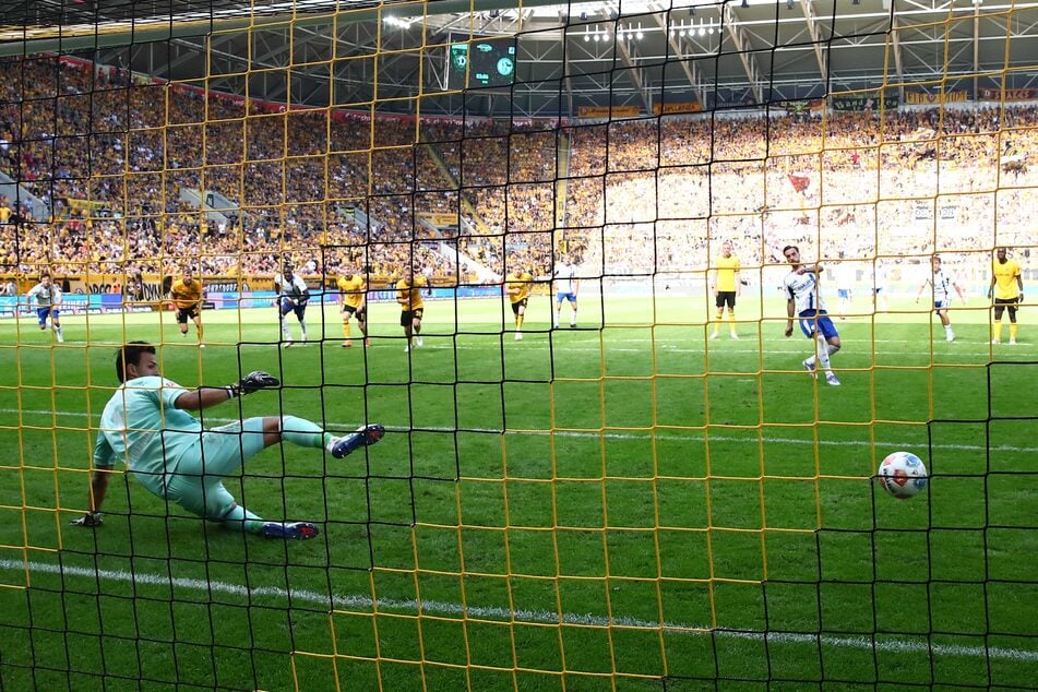 Bitter: Durch den von Kenan Karaman (32) verwandelten Elfmeter verlor Dynamo in der Hinrunde zu Hause mit 0:1 gegen Schalke.