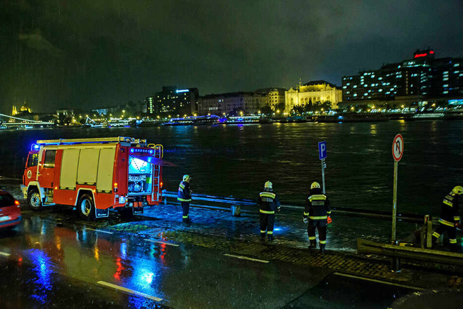Rettungskräfte suchen am Ufer der Donau nach Opfern.