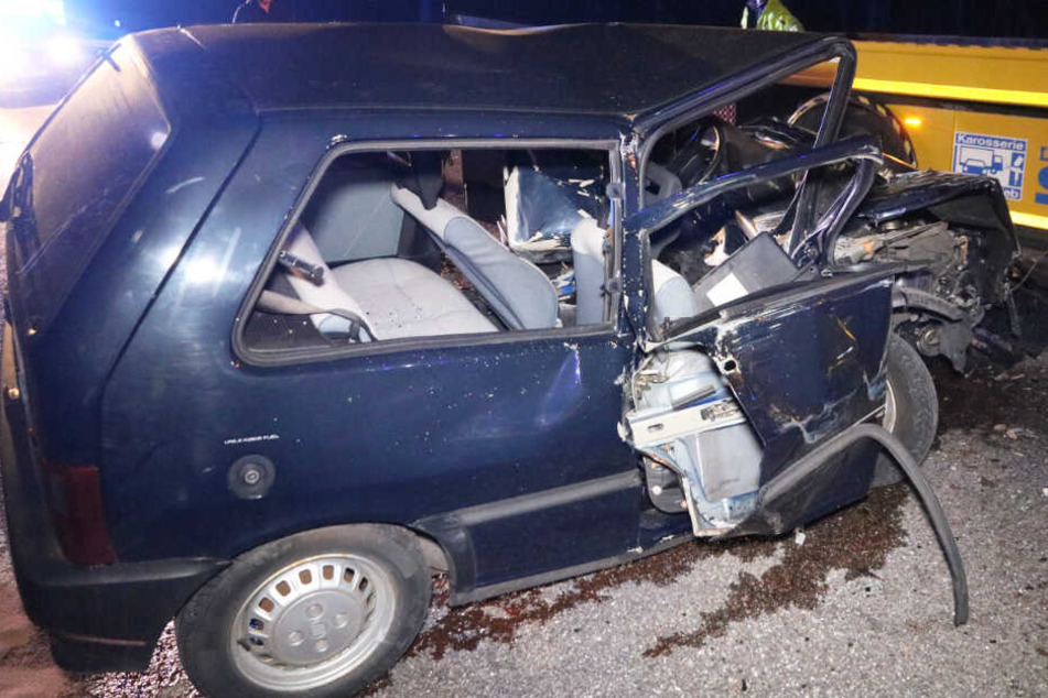 Das Auto des Mannes war nach dem Unfall auf der B19 lediglich noch ein Wrack.