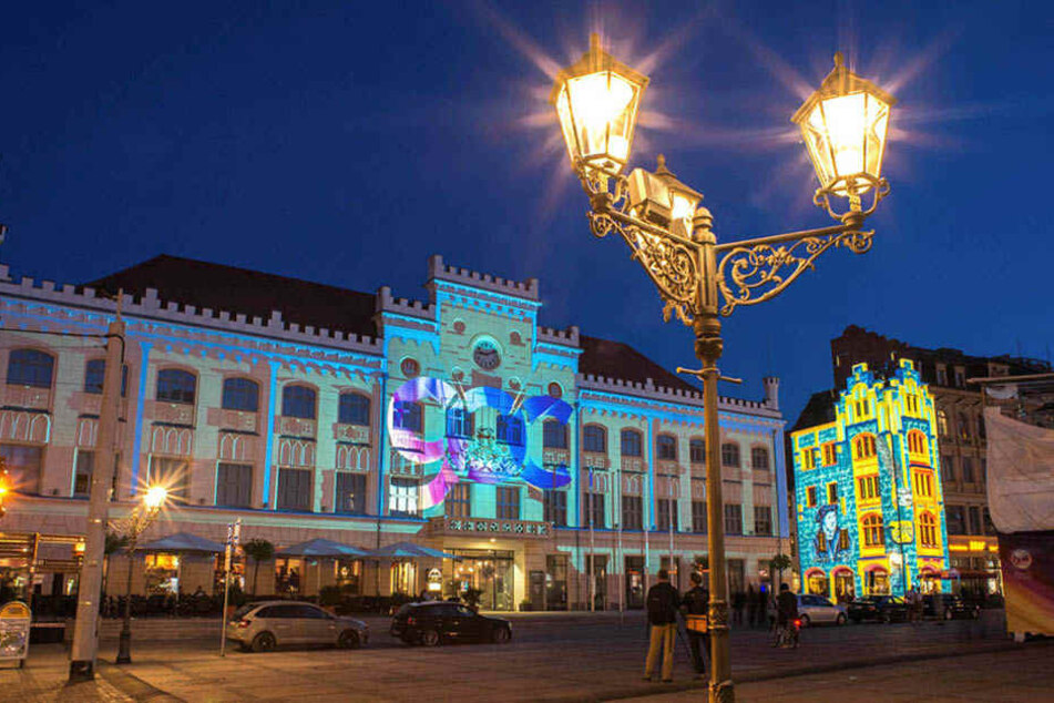 Am Rathaus erzählen farbenprächtige Bilder die Geschichte der Stadt Zwickau.