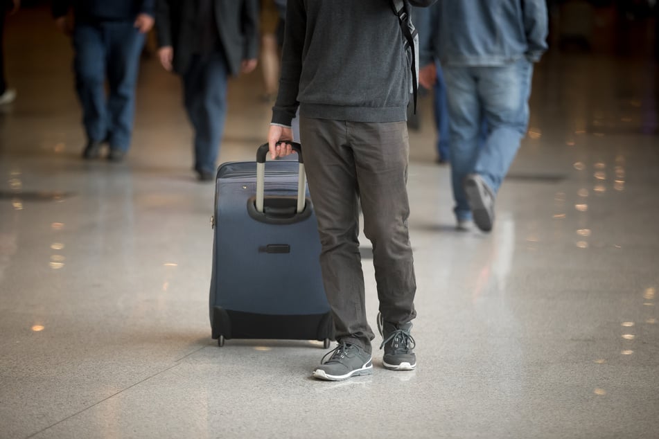 Der Zoll am Flughafen Köln/Bonn kontrollierte am Donnerstagmorgen einen Mann (22), der bergeweise gefälschte Markenartikel in seinen Taschen hatte. (Symbolbild)