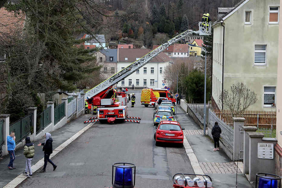 Die Feuerwehr kam der Polizei zu Hilfe und wollte den Mann vom Dach holen.