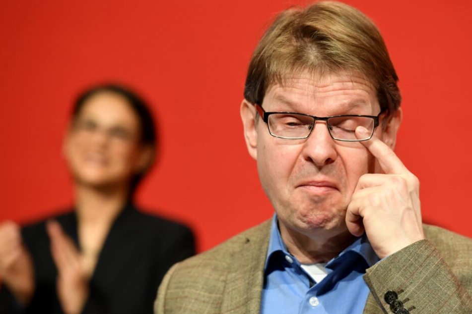 Ralf Stegner wischt sich beim Landesparteitag nach seiner Abschiedsrede eine Träne aus dem Auge.