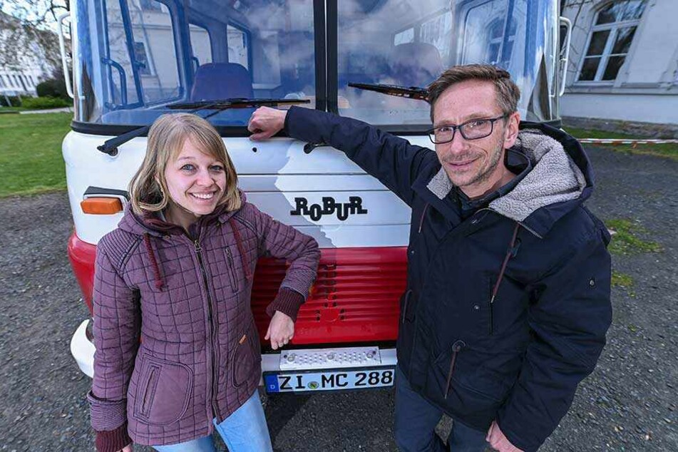 Sandra Scheel (25) und Martinus van Paridon (43) aus dem Kulturhauptstadtbüro fahren einen aufgemotzten Robur durch die Zittauer Ortsteile, rühren so die Werbetrommel für das Projekt.