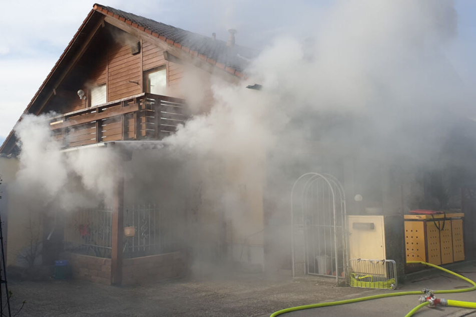 Die Bewohner des Hauses waren nicht zu Hause, als das Feuer ausbracht; jetzt ist das Haus nicht mehr bewohnbar.