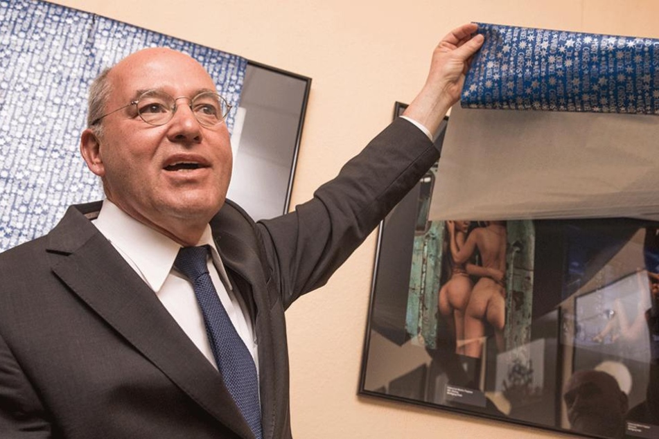 Gregor Gysi zeigt eine der Nacktbilder, die im Rathaus Köpenick für so viel Aufregung gesorgt hatten.