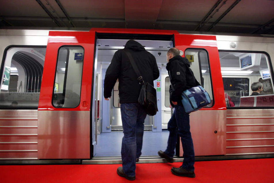 Zwei Männer steigen in eine U-Bahn in Hamburg ein. Auf der Linie U1 brauchen Fahrgäste am Wochenende Geduld.