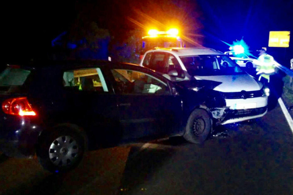 Abschleppdienst und Polizei sind vor Ort.