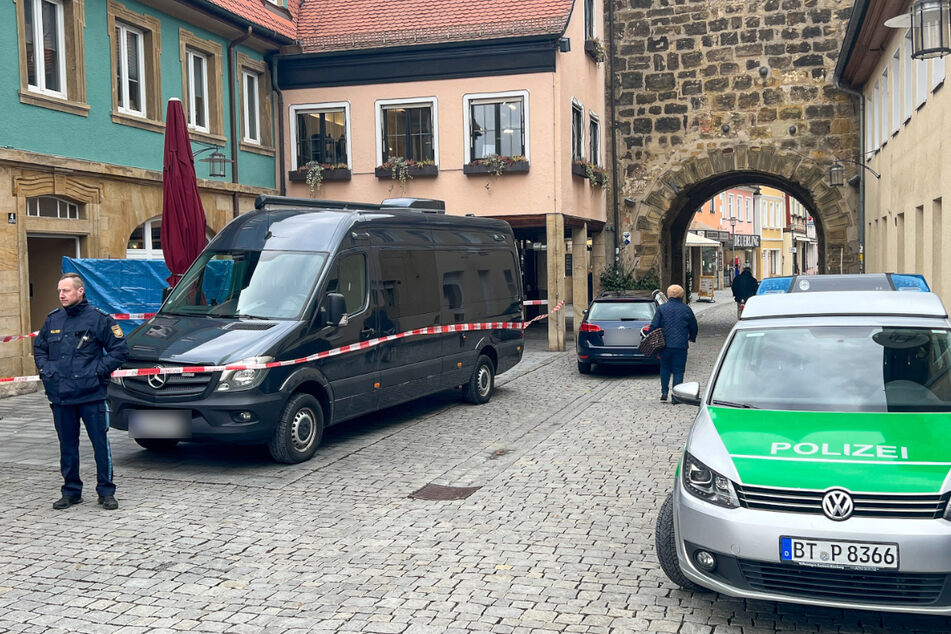 Die Polizei hat den Tatort in Lichtenfels abgesperrt. In dem Blumenladen in der Innenstadt wurde eine tote Frau gefunden.