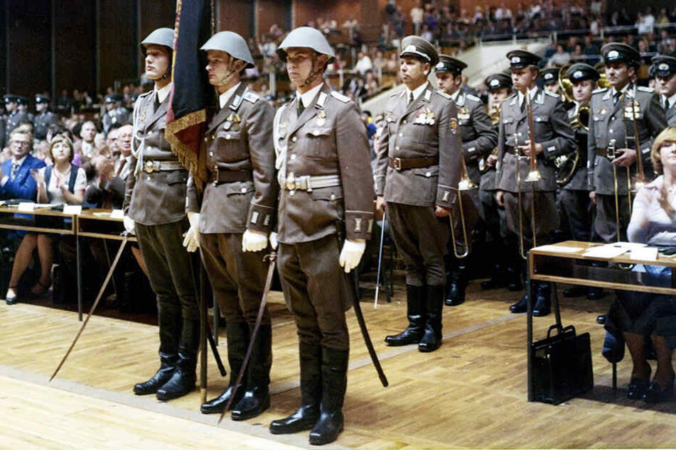 Der Kulti wurde auch politisch genutzt: Soldaten der Nationalen Volksarmee marschieren 1977 zum 14. Parteitag der DDR-CDU im Saal auf.