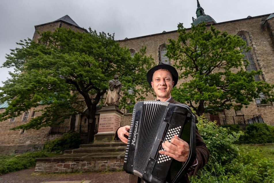 Volskmusiker Jörg Heinicke spielt am Sonntag, 17 Uhr, am Unteren Kirchplatz. Erstmals wird die "Fête de la musique" als Gemeinschaftsprojekt des Soziokulturellen Zentrum „Alte Brauerei“, der Erzgebirgischen Philharmonie Aue sowie des Kulturzentrums Erzhammer verwirklicht.