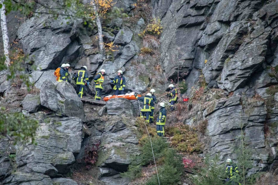 Rettungskräfte bergen eine Leiche aus dem unwegsamen Gelände.