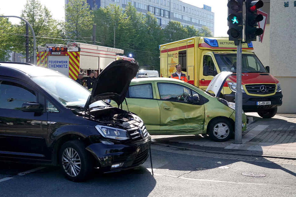 Der Chevrolet und der VW waren auf der Kreuzung Augustusburger Straße/ Hainstraße zusammengestoßen.