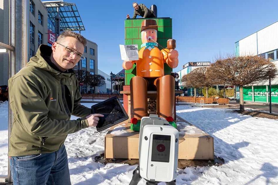 Ingo Eppert (47) und Detlef Wuttke (57, hinten) können die Größe des Riesen durch einen Laserscanner ermitteln.
