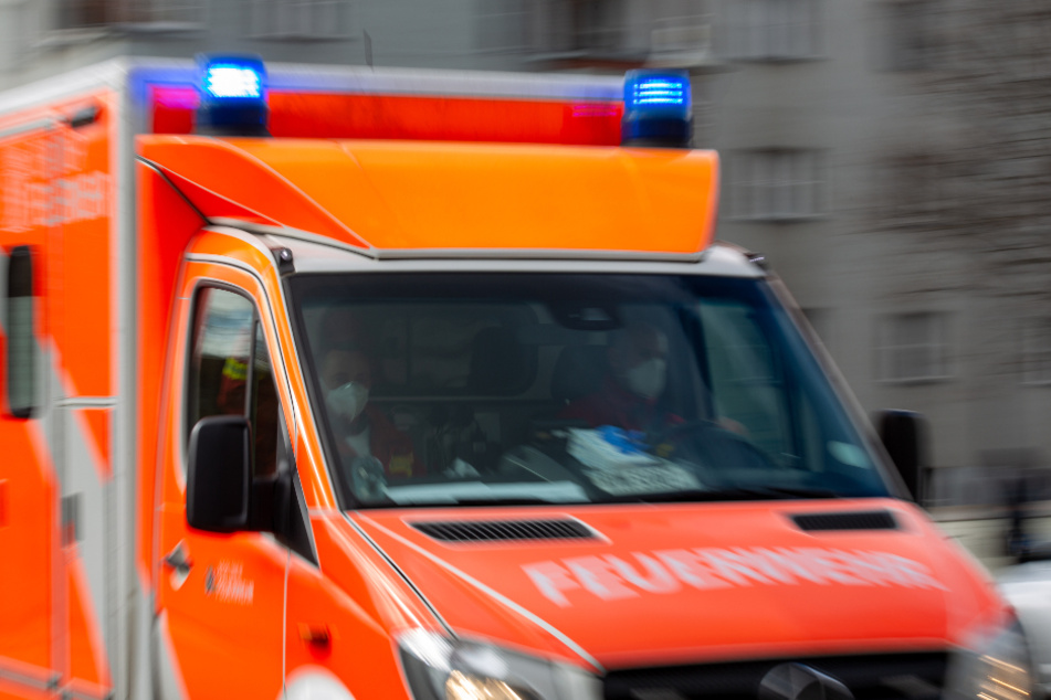 Ein Rettungswagen brachte den reanimierten 55-Jährigen für weitere Untersuchungen in ein Krankenhaus. (Symbolbild)