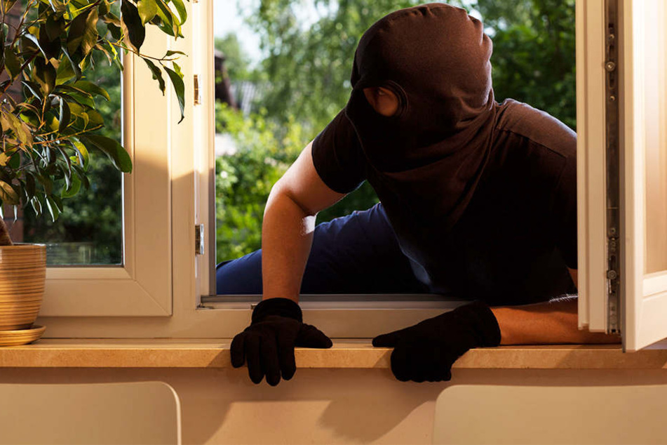 Auf der Flucht sprang ein Einbrecher einfach mal aus dem Fenster. (Symbolbild)