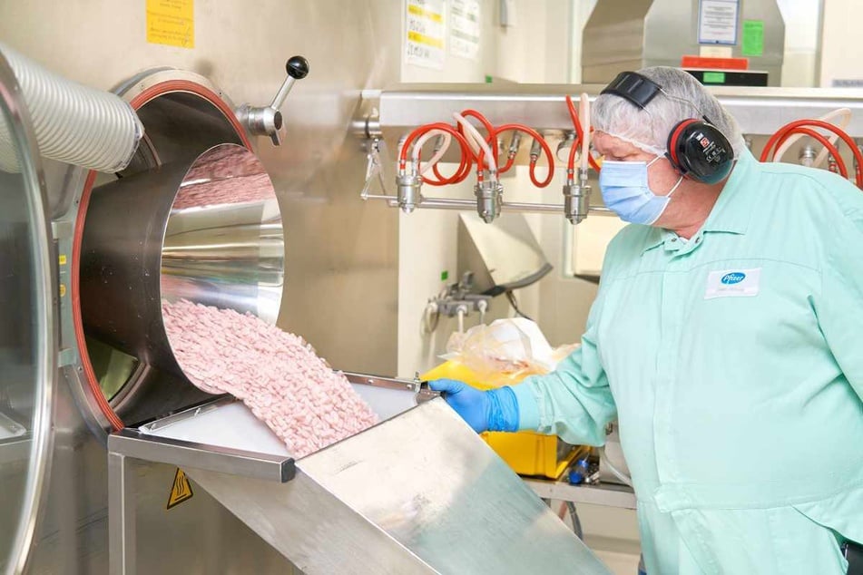 Freiburg: Ein Mitarbeiter von Pfizer betrachtet Paxlovid-Tabletten in einer Produktionsanlage.