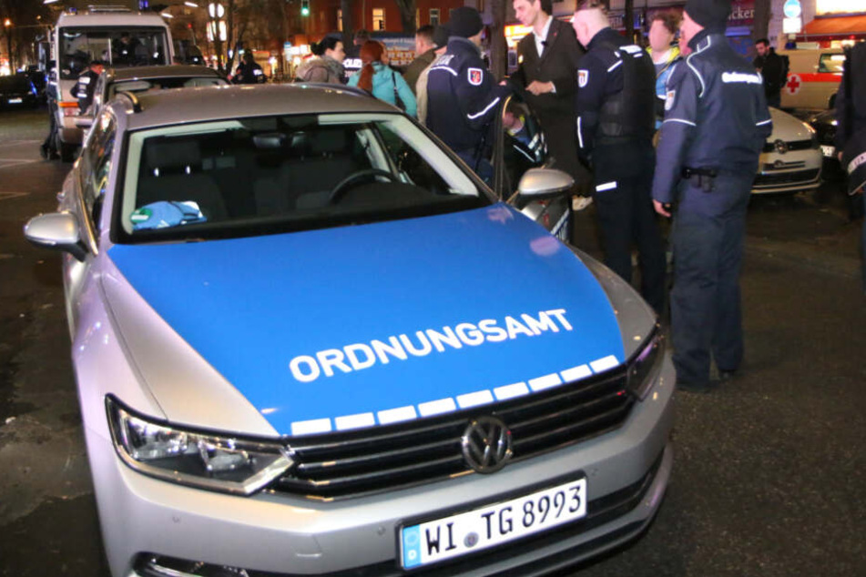 Einer der provisorisch beklebten Wagen des Neuköllner Ordnungsamtes.