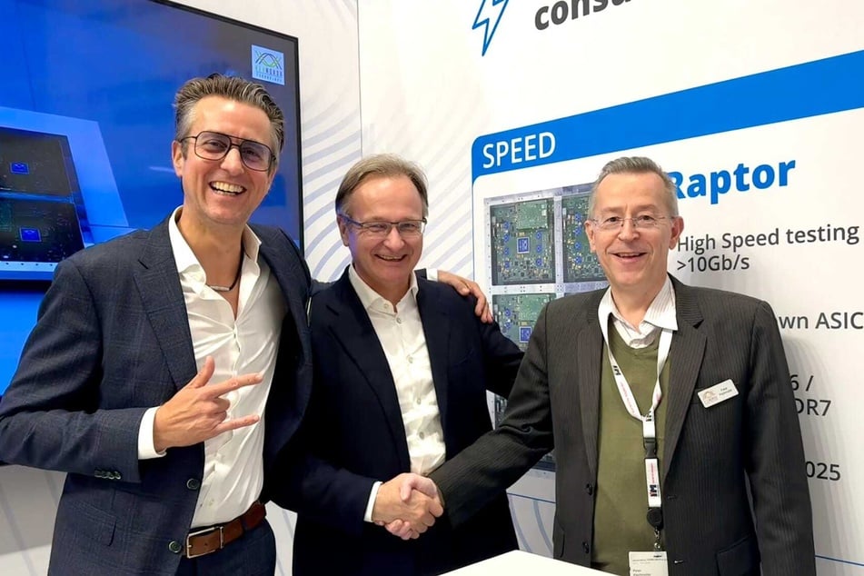 Übernahm die Führung Anfang 2024: Thomas Rückes (M.) leitet als CEO die Ferroelectric Memory GmbH (FMC).