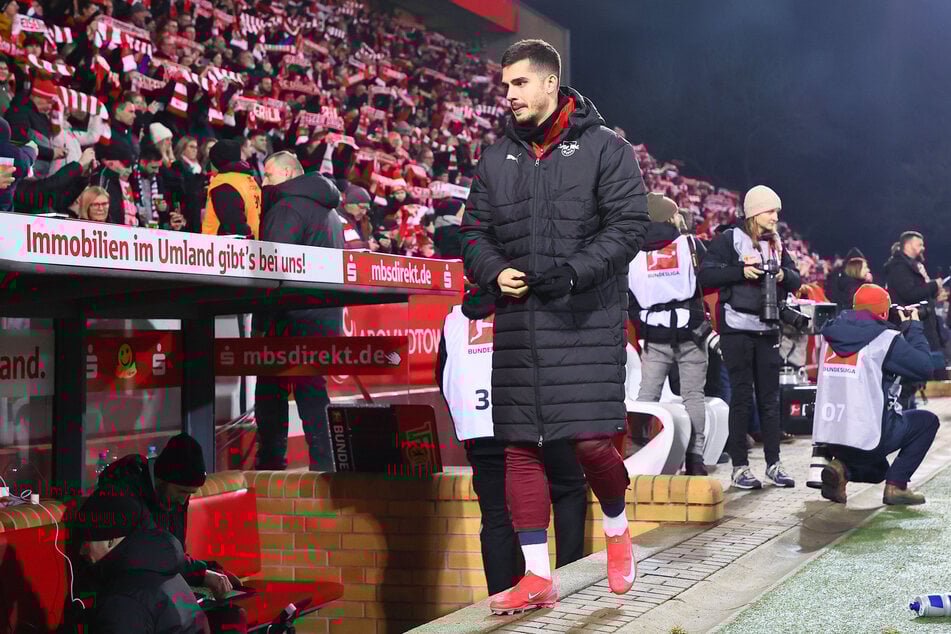 Andre Silva (29) kehrt im Sommer zu RB Leipzig zurück. Er soll sieben Millionen Euro brutto im Jahr verdienen. Ein Gehalt, das bei seinem Wechsel 2021 ausgehandelt wurde und in keinem Verhältnis zu seinen aktuellen Leistungen steht. So etwas soll sich in Zukunft ändern.