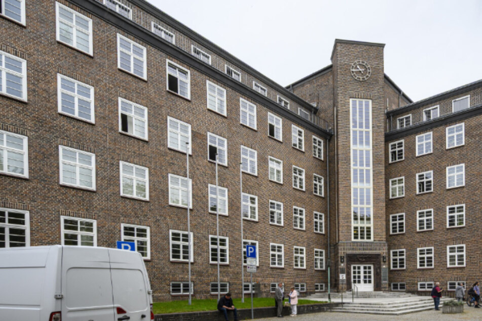 Missbrauchte er seine Frau, während sie bewusstlos war? Erzgebirger im Gericht festgenommen