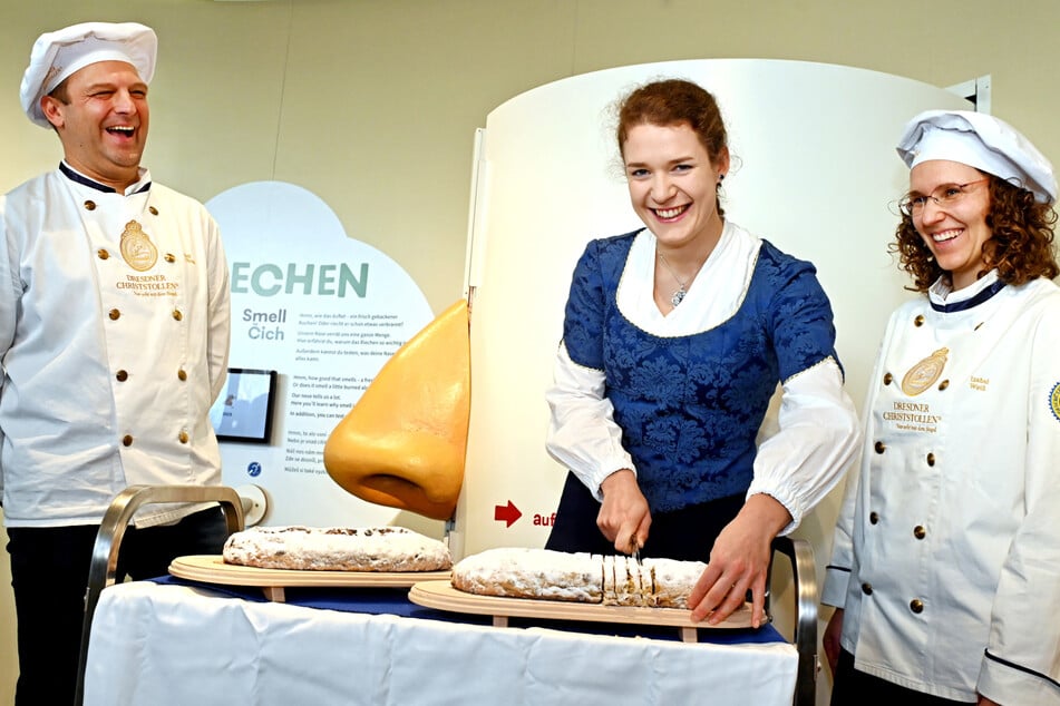 Bäckermeister Ralf Ullrich (45, v.l.) und Stollenmädchen Lorna Prenzel (22) testete den Stollen gemeinsam mit Bäckerin Isabel Weiß (34) mit allen Sinnen.